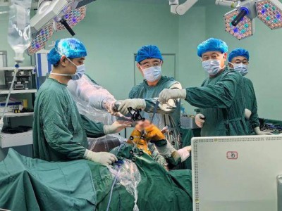 机器人“首秀”完成！威海市首台机械臂加持末动力手术机器人“亚毫米级精准”开启“智换”新时代