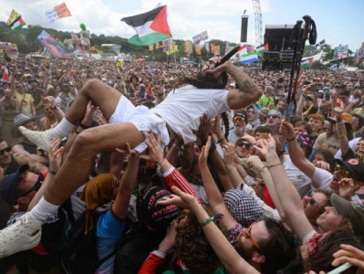 英国乐队在音乐节上高喊“以军去死”，英美都“炸”了