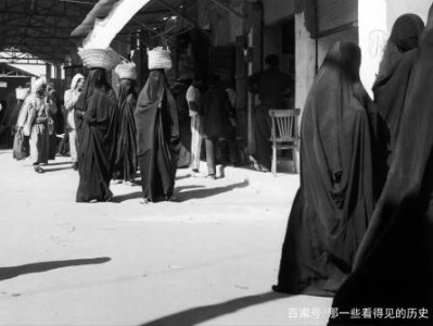 老照片 1955年的西亚国家科威特 餐馆里的美女照