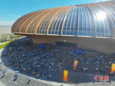 大湾区文化体育中心首秀火爆 超万人现场观赛