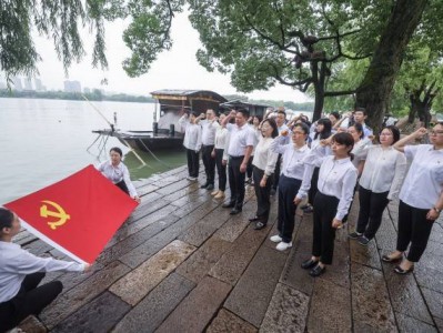 钟华论：锻造民族复兴的中流砥柱