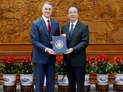 外交部部长助理兼礼宾司司长洪磊接受美国新任驻华大使递交国书副本