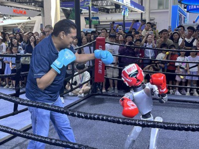 机器人大秀“绝活”背后 将如何改变我们的生活？｜ 记2025世界机器人大会