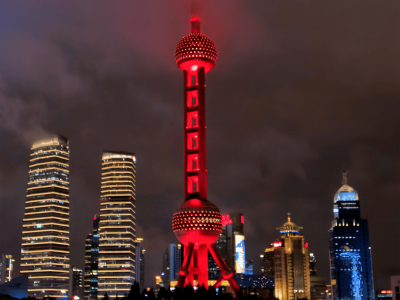 刘嘉玲梁朝伟同框看爱马仕大秀，“i 人 e 人”一眼就区分了