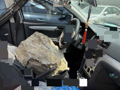 洛阳一家四口返家途中私家车被山体落石砸中，36岁父亲当场遇难，当地政府已成立工作专班