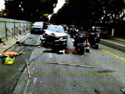 上海一男子开车时被一辆红色车辆吸引，伸手找手机想与朋友确认，丝毫未减速撞飞2人致死，被判刑