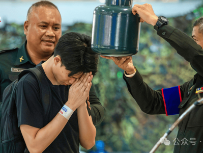 泰国征兵现场再现火辣“美女”！变性人齐聚大秀美貌，抽签定“生死”太刺激...