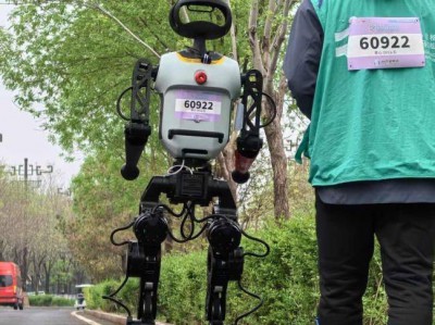 上海徐汇创新力量 人形机器人全球半马首秀惊艳亮相