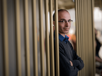 对话尤瓦尔·赫拉利：对秩序的渴求，让互联网和AI控制了个人