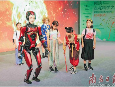 仿生人形机器人舞台剧首秀