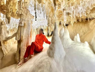 女子赤脚踏入4.8亿年“地下水晶宫晶花池” 拍照，当地官方回应：其为招商对象，目前洞穴已封闭
