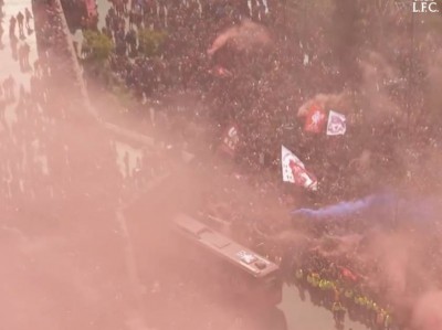 死敌！埃弗顿球迷买1万枚蓝色烟火换红色包装，骗了利物浦球迷