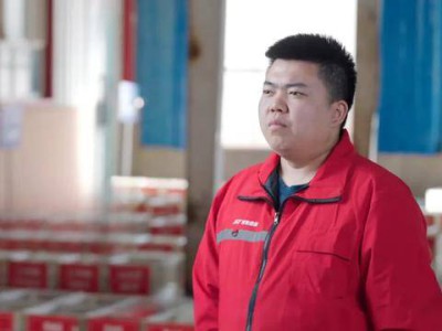 沙海摆渡人张海涛：在新疆戈壁“织出”快递网