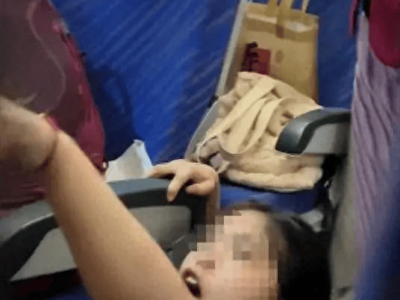 “他还是孩子……”疑因熊孩子起冲突，女生在机场被一家四口打趴