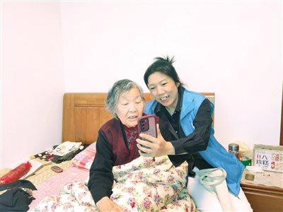 网格长上门为百岁老人完成养老认证