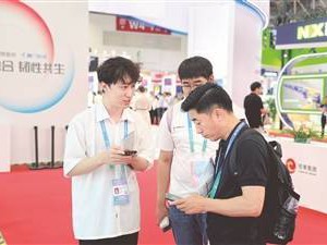 四向穿梭机器人 链博会上秀技能