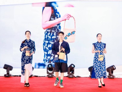 草编“时装秀”、百人广场舞……嘉定徐行：“非遗+村晚”点亮夏夜