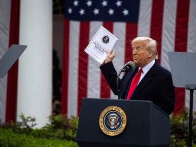 “这是逼中国放弃美债，特朗普搬起石头砸自己的脚”