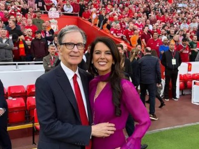 现场见证夺冠！利物浦老板亨利和老板娘琳达在安菲尔德合影