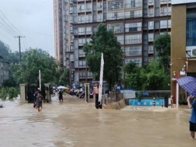 女子在被淹车库失联20多小时后奇迹获救！救援人员：她顺车顶爬到车库顶上的水管避难