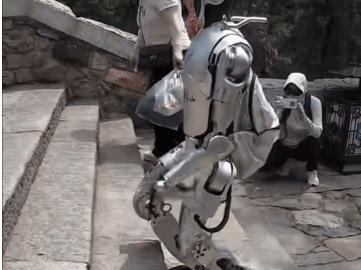 人形机器人“行者泰山”泰山首秀滑倒被抬上担架 公司：检修后独立下山 测试就是为暴露问题