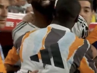 暴怒！吕迪格不满判罚怒喷裁判+扔东西，被红牌罚下