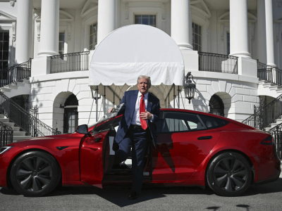美媒爆：特朗普正考虑处理掉为支持马斯克而买的红色特斯拉