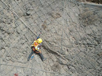 铁路“蜘蛛人”遍织山体防护网