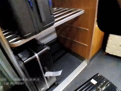 姑娘坐高铁行李箱被人拿走，里面有价值10万元的黄金珠宝！民警通过贴纸上的“LT4302”找到