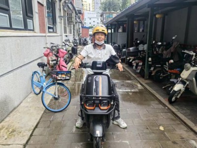 “别怕，还是好人多”！骑手大叔获全网点赞，也被陌生人的善意温暖着……