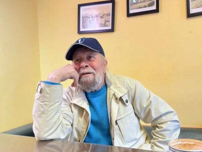 青岛一大爷，靠“脸”全网爆火！长着蓝眼睛、黄卷发，专演外国人……本人回应