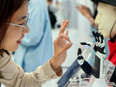 从“仿人”向“类人”演进，北京人形机器人秀“绝活”