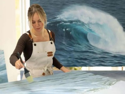 美女画家笔下的海浪，清澈透亮，让人忍不住怀疑是照片