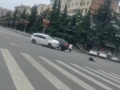 宝鸡一社区女书记当街开车追撵女子撞上电瓶车：两名女子被警方控制，两名伤者在医院治疗