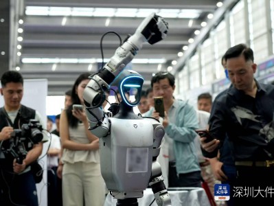 机器人机器狗秀绝活，深圳机器人产业链总产值首超2000亿