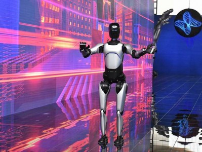 看人形机器人首次走T台 科学红毯秀出上海科创新高度