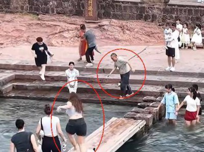 全网寻人！凤凰古城一外国女游客飞身入水与家属合力救人，知情人：整个过程不到10秒